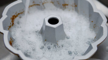 How to Clean Bundt Pans & Cake Pans | Nordic Ware 